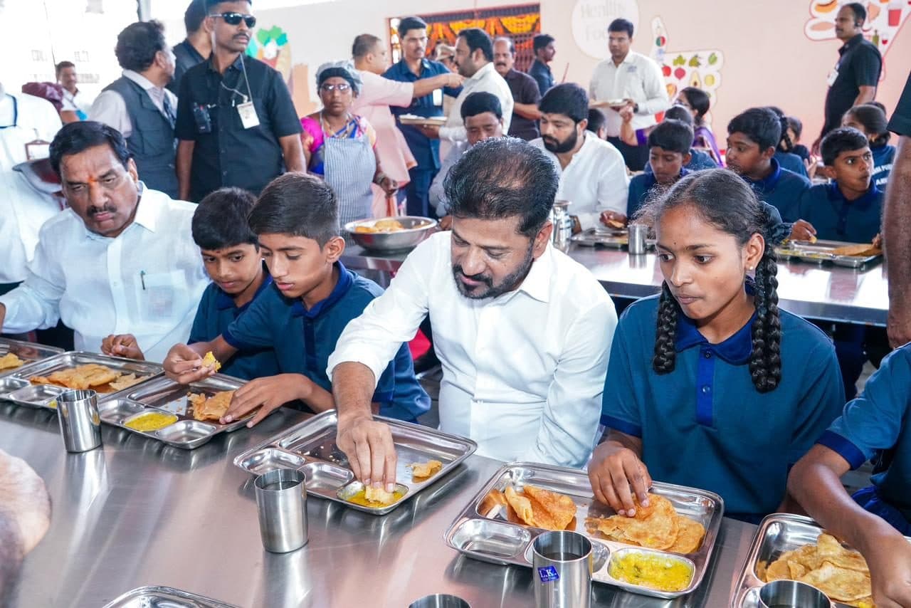 The Chief Minister having breakfast with students in the dining hall