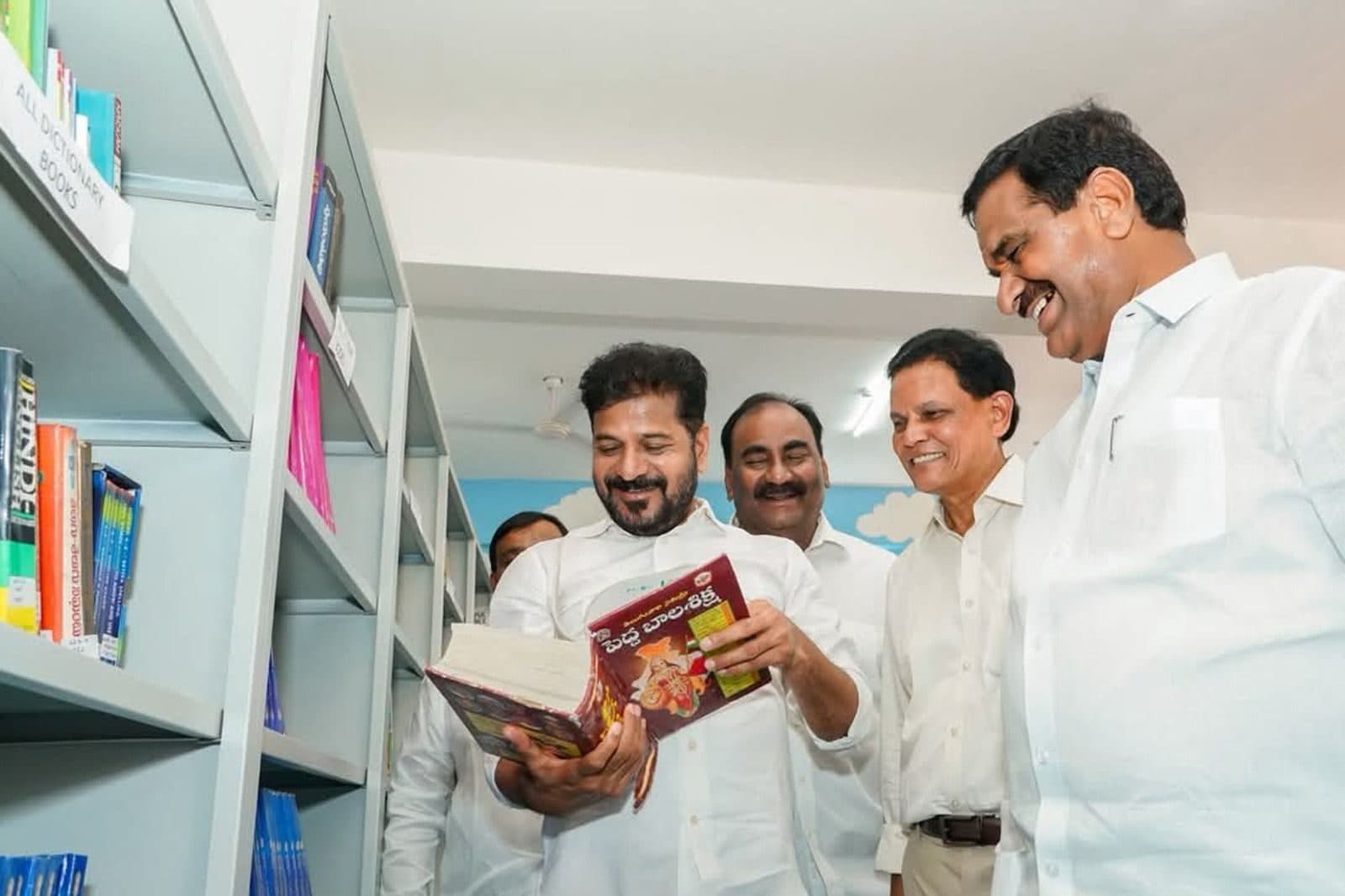 The Chief Minister visiting the school library