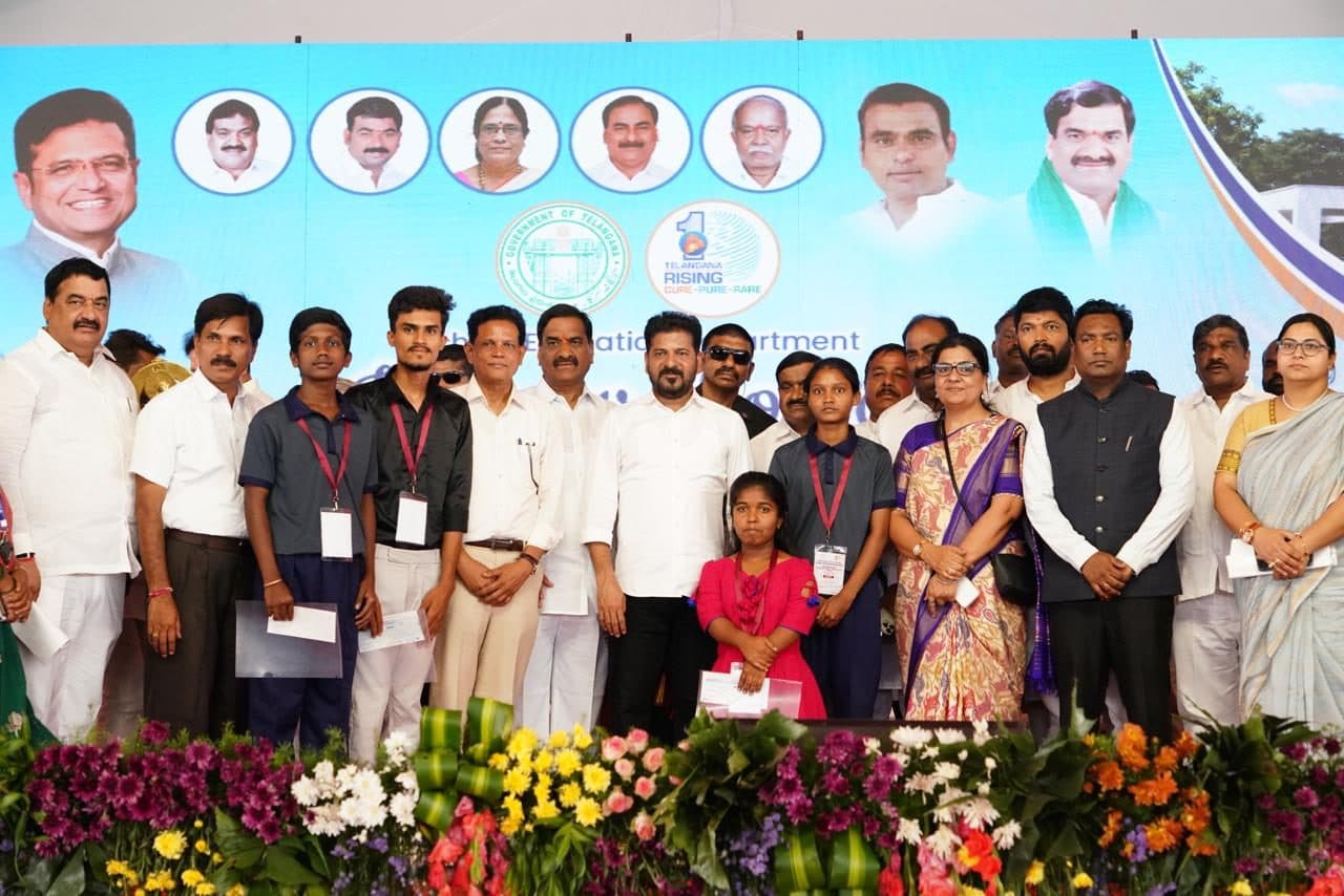 The Chief Minister on stage with students, parents and officials on inauguration day
